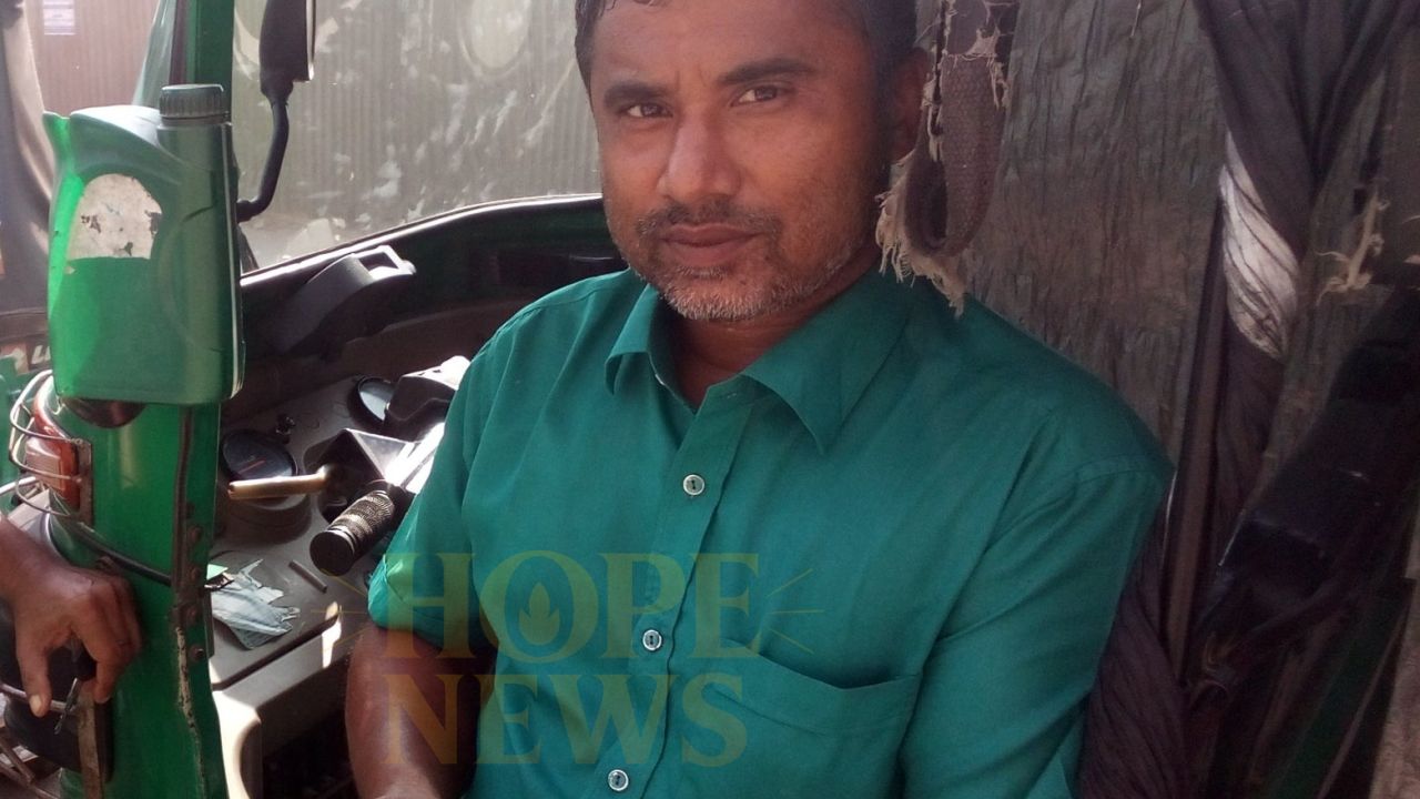 সিএনজি চালকের সততা: ফেরৎ দিলেন কীটনাশক ও বীজ, মুগ্ধ কর্মচারী