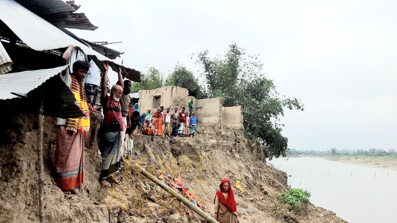 পলাশবাড়ীর কিশোরগাড়ীতে ভারি বৃষ্টিতে ভাঙনের শিকার ১০ টি পরিবার