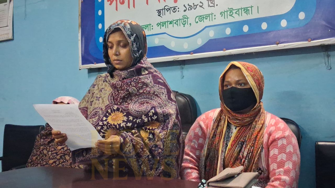 পলাশবাড়ীতে খড়ের পালায় বারবার আগুন, নিরাপত্তাহীনতায় এক পরিবার