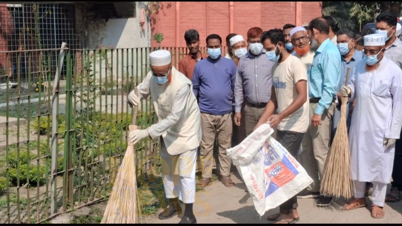 পলাশবাড়ীতে পরিস্কার পরিচ্ছন্ন কাজের উদ্বোধন করলেন এমপি লেবু মাওলানা 