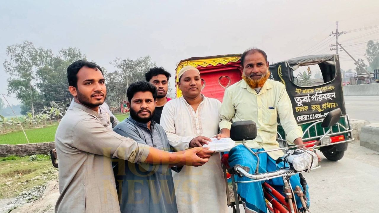 পলাশবাড়ী সমাজ কল্যান সংস্থার উদ্যোগে যাত্রীদের মাঝে ইফতার বিতরণ