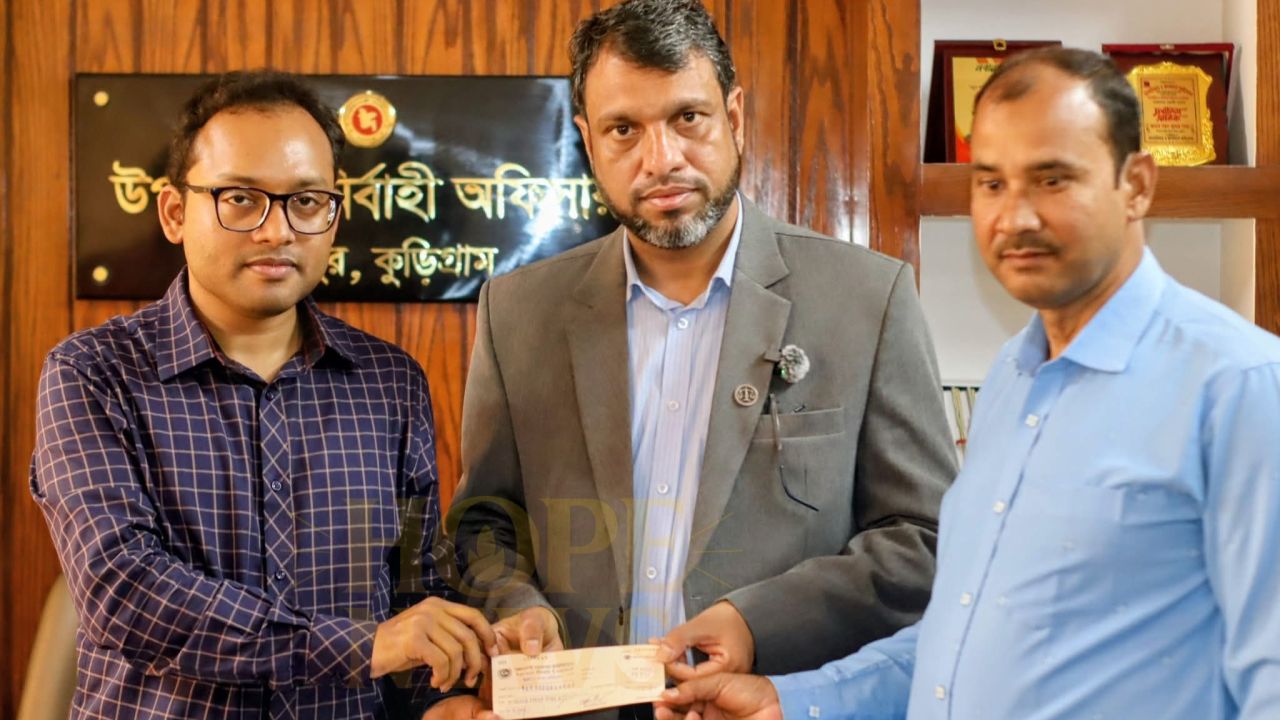 উলিপুরে ৫২ হাজার টাকা ব্যয়ে ল্যাম্পপোস্ট স্থাপন করলেন এমপি সালেহী