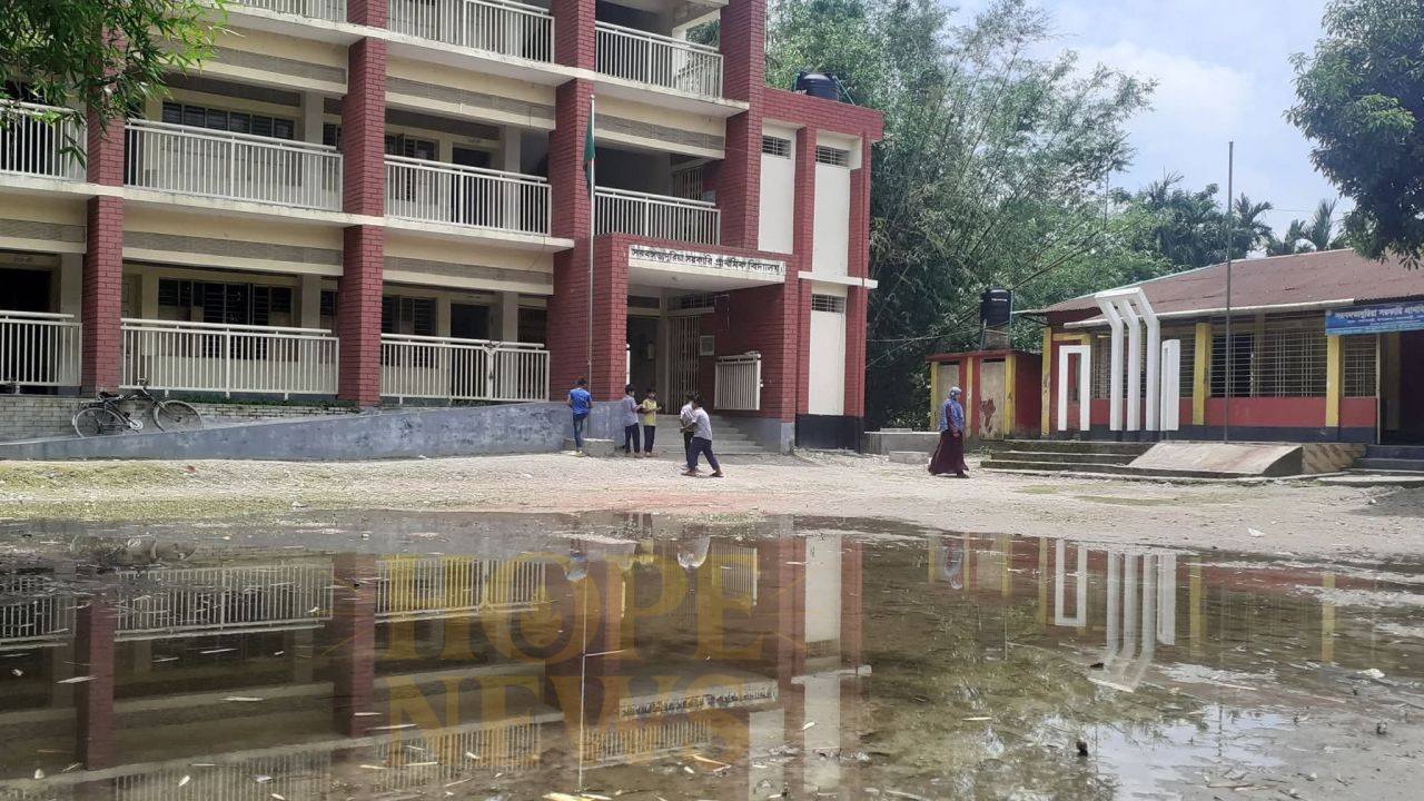বৃষ্টিতে তলিয়ে থাকে স্কুলের মাঠ পানি মাড়িয়েই শিক্ষার্থীদের যাতায়াত 