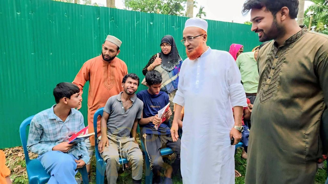 পলাশবাড়ীতে প্রতিবন্ধী শিশুদের পাশে লেবু মাওলানা এমপি